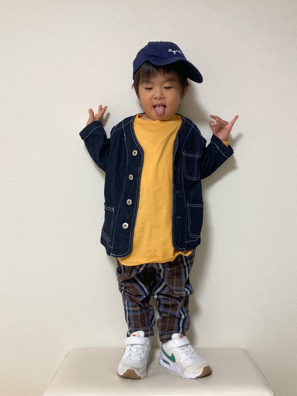 「キャップ、デニム、デニムジャケット、ロンT、レイヤードスタイル、チェック、チェックパンツ、ジーユー、スニーカー、NIKE、カジュアルコーデ」｜「agnes b.のGL11 L CASQUETTE　ベビー　ロゴキャップ（キャップ、ブルー系）」を使った、S♡K♡K♡さん（キッズ・90cm）の秋コーディネートの2枚目の写真