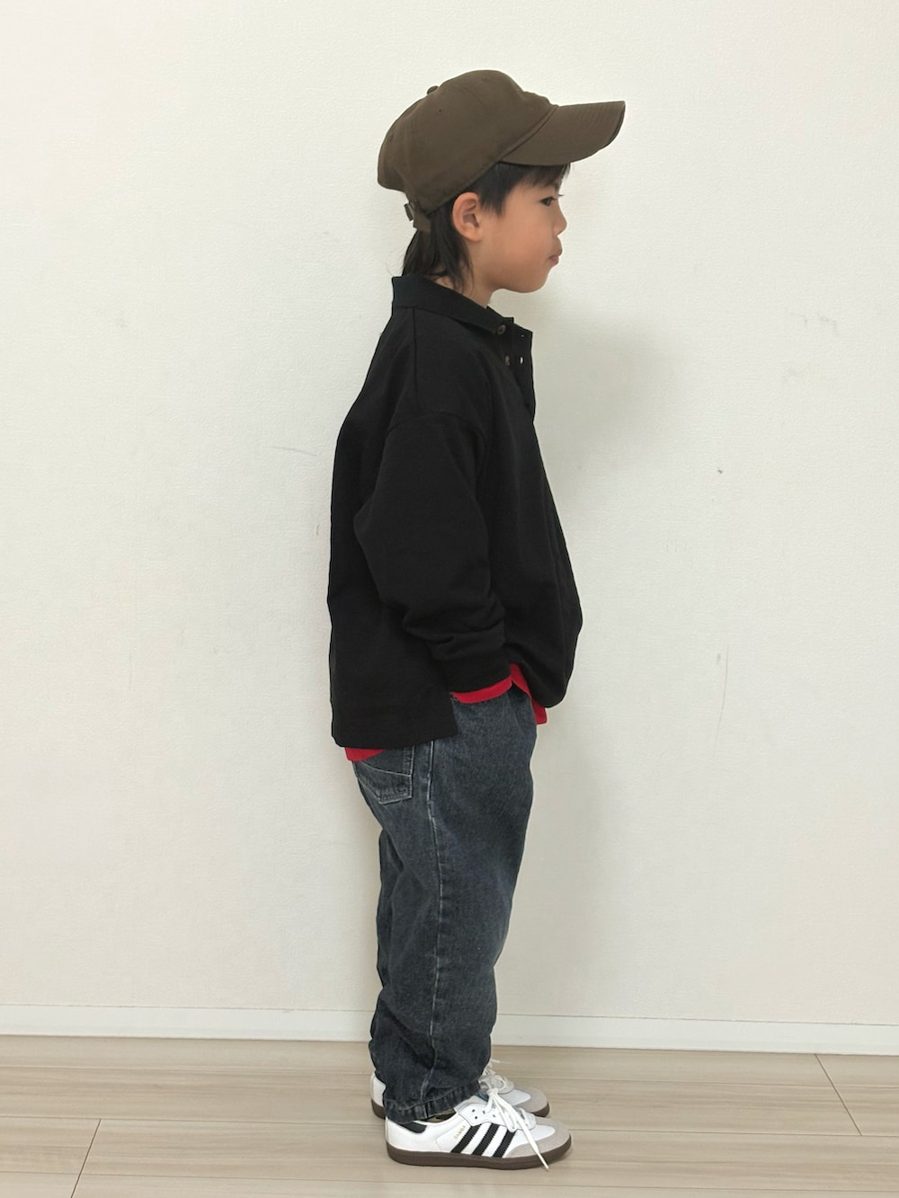 ブラック系のTシャツ/カットソー、ブルー系のデニムパンツ、ホワイト系のスニーカーを着用したキッズの春コーディネートの2枚目の写真