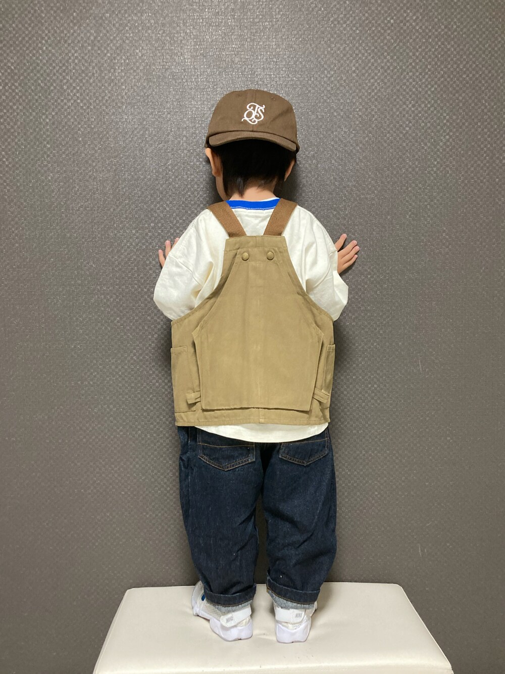 「キャップ、ベスト、ロゴT、デニム、デニムパンツ、エアリフト、カラーソックス、レイヤードスタイル、アウトドアスタイル、ブラウン、カジュアルコーデ、春夏コーデ、休日スタイル」|「THE OTOGIBANASHI...SUPPLYのアイテム(キャップ、ブラウン系)」を使った、S♡K♡K♡さん(キッズ・90cm)の春コーディネートの5枚目の写真