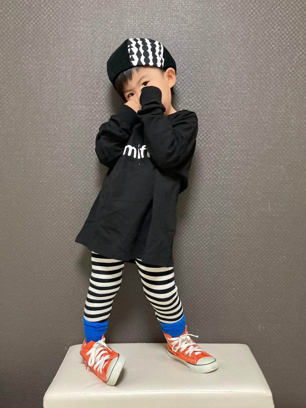 「ベレー帽、ロゴT、ボーダー、レギンス、ビッグシルエット、春服デビュー宣言、春コーデ、カラーソックス、スニーカー、コンバース、ハイカットスニーカー、シンプルコーデ、韓国子供服、プチプラ、モノトーン」｜「pinocoのアイテム（ハンチング/ベレー帽、ブラック系）」を使った、S♡K♡K♡さん（キッズ・90cm）の春コーディネートの2枚目の写真