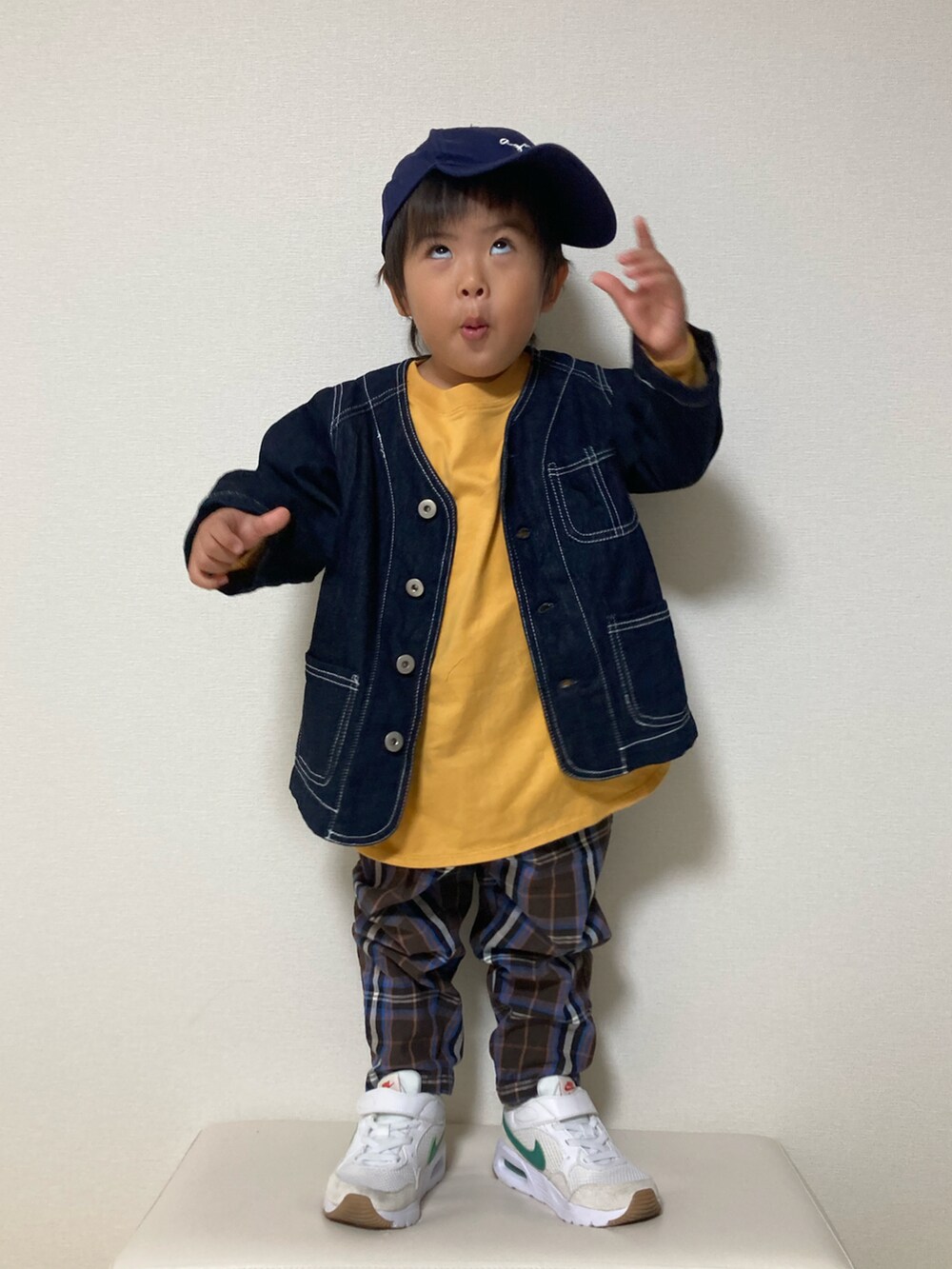 「キャップ、デニム、デニムジャケット、ロンT、レイヤードスタイル、チェック、チェックパンツ、ジーユー、スニーカー、NIKE、カジュアルコーデ」｜「agnes b.のGL11 L CASQUETTE　ベビー　ロゴキャップ（キャップ、ブルー系）」を使った、S♡K♡K♡さん（キッズ・90cm）の秋コーディネートの3枚目の写真