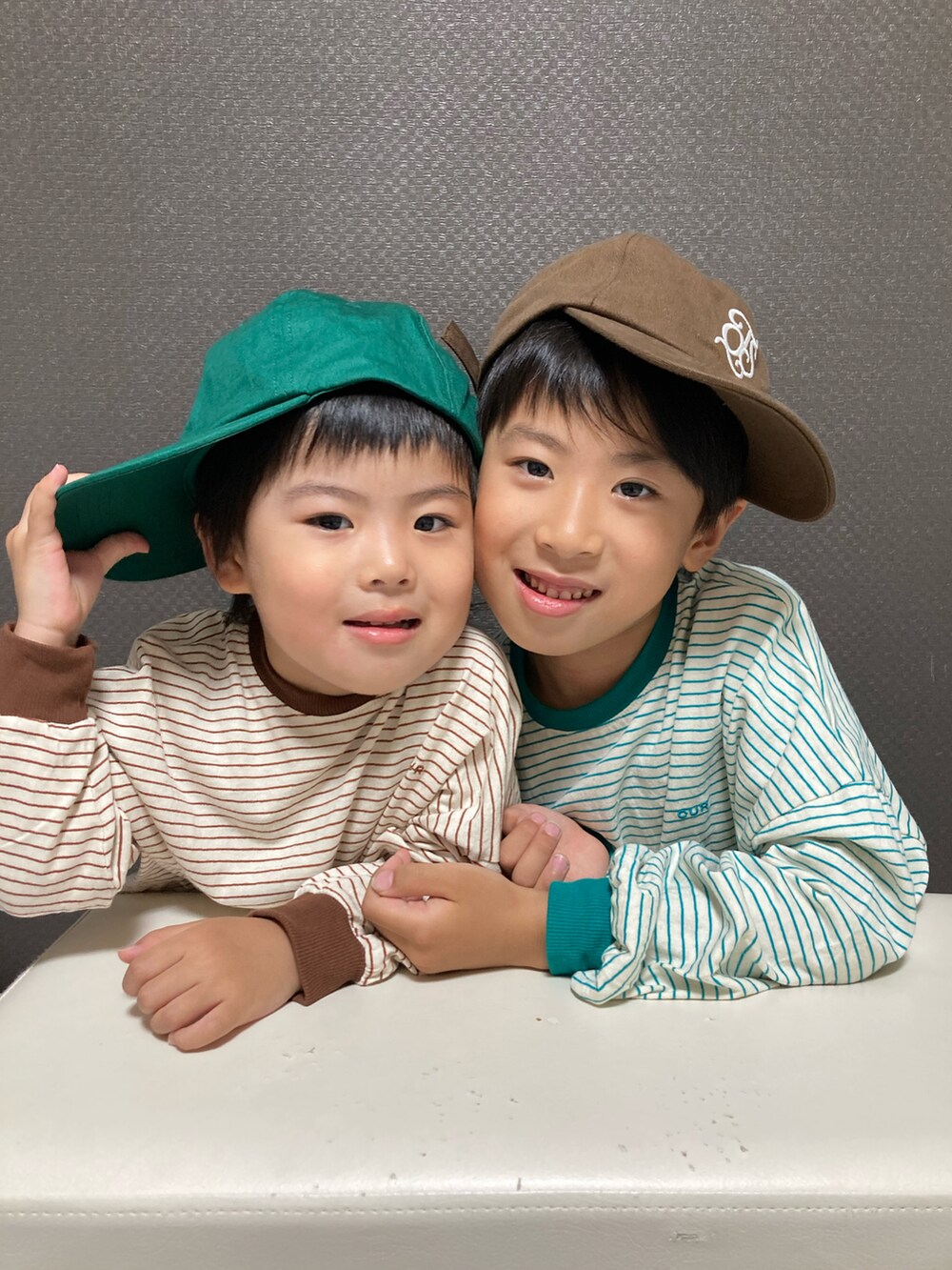 「キャップ、ボーダー、ロンT、デニム、ハーフパンツ、エアリフト、韓国子供服、春夏コーデ、カジュアルコーデ、リンクコーデ、きょうだいコーデ」｜「THE OTOGIBANASHI...SUPPLYのアイテム（キャップ、ブラウン系）」を使った、S♡K♡K♡さん（キッズ・90cm）の春コーディネートの4枚目の写真