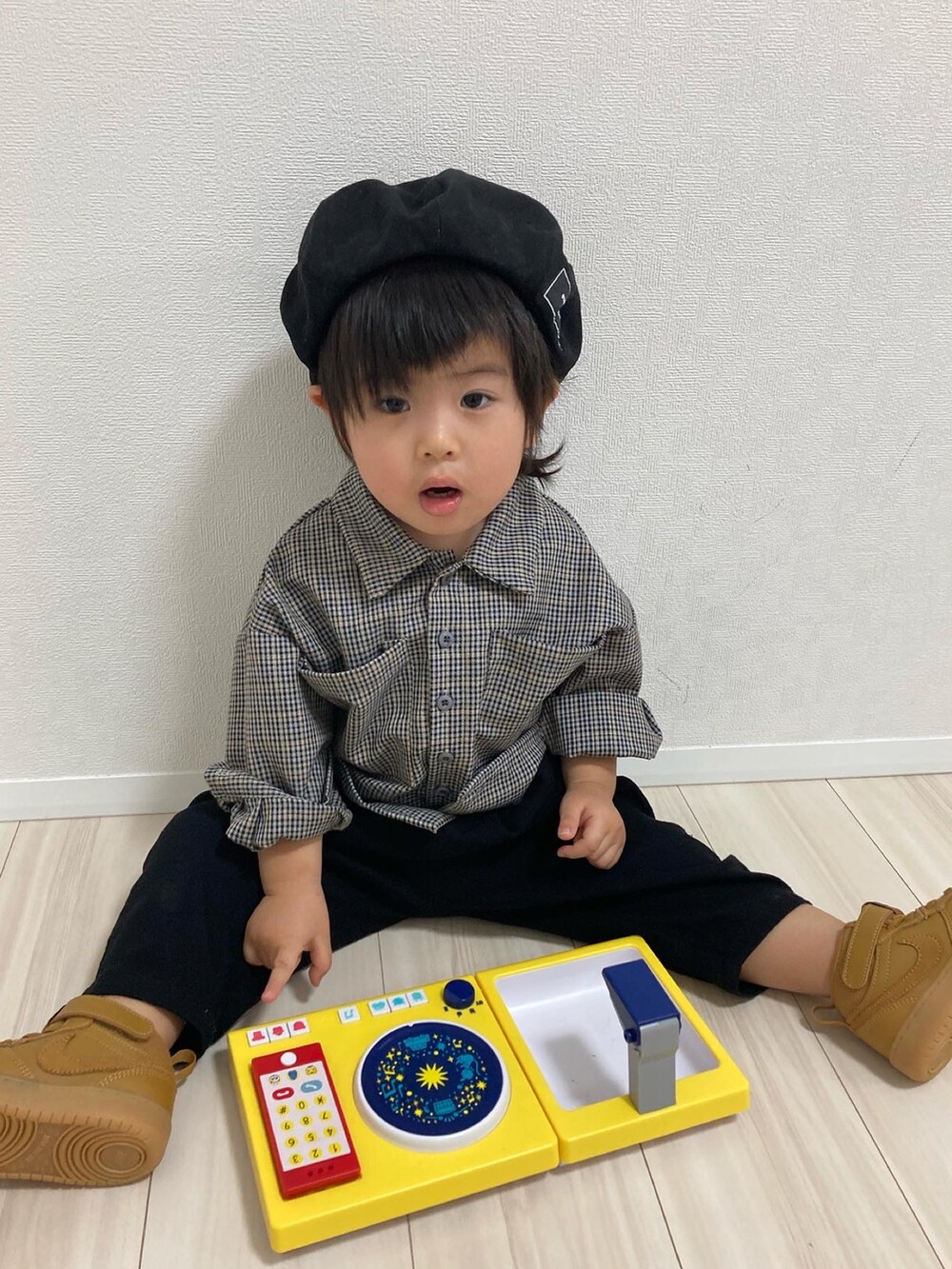 「おとこのこーで、韓国子供服、ベレー帽、ジャケットスタイル、チェック、カジュアルコーデ、スニーカーコーデ、ハイカットスニーカー、ジャケット、ゆるコーデ」｜「THE  OTOGIBANASHI...SUPPLYのアイテム（ハンチング/ベレー帽、その他）」を使った、S♡K♡K♡さん（キッズ・110cm）の冬コーディネートの3枚目の写真
