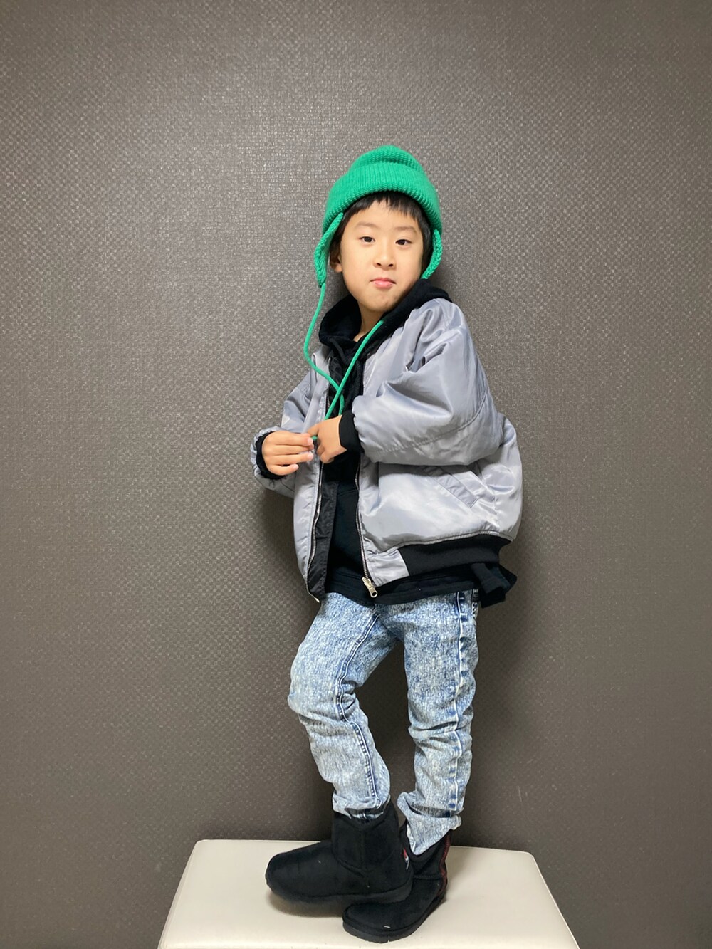 その他のMA-1、ブラック系のパーカー、ブルー系のデニムパンツを着用したキッズの冬コーディネートの2枚目の写真