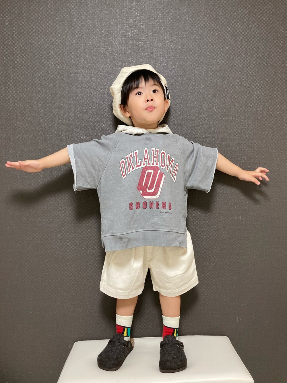 グレー系のTシャツ/カットソー、ホワイト系のデニムパンツ、グレー系のサンダルを着用したキッズの春コーディネートの4枚目の写真