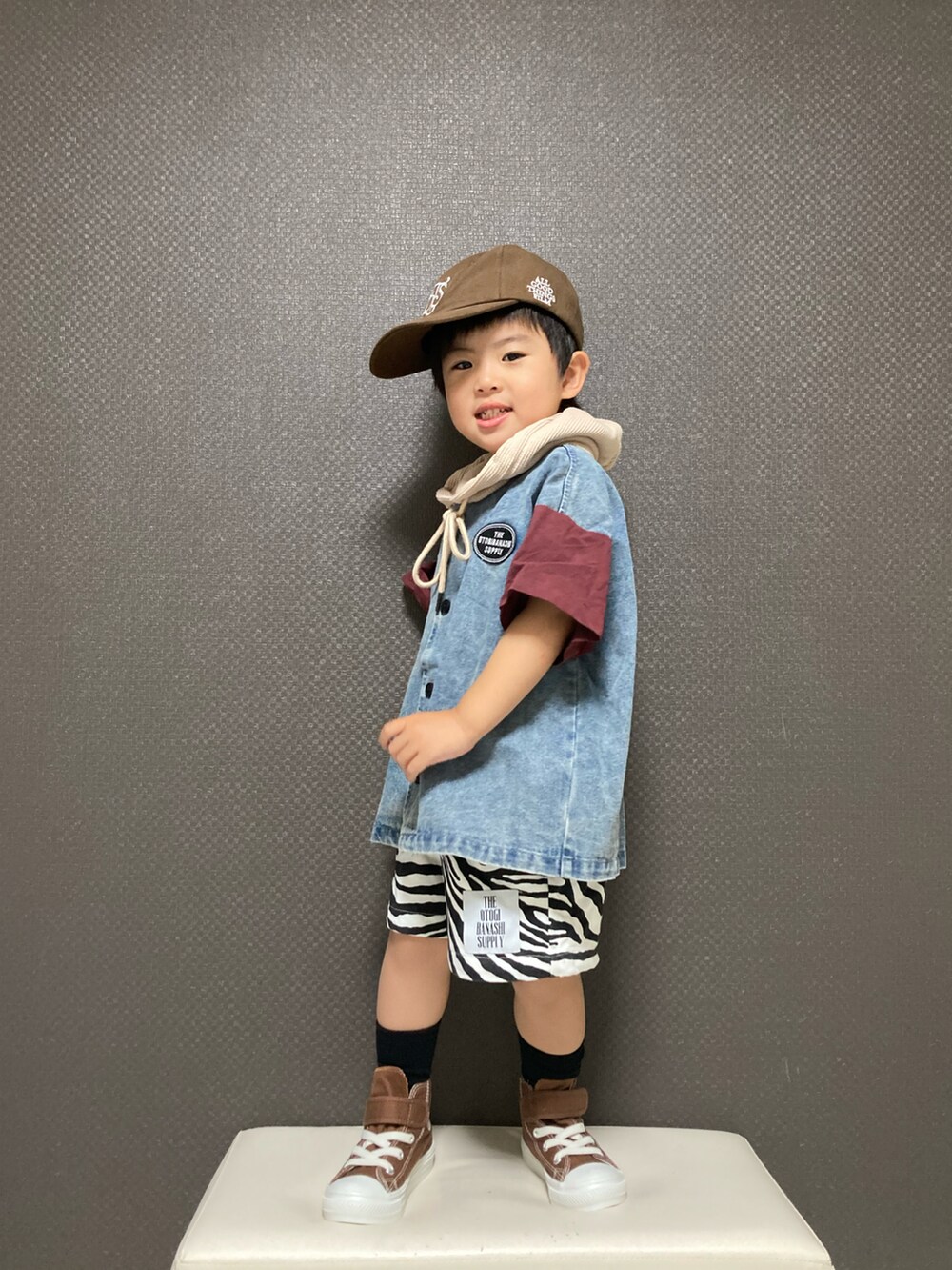 「お出かけコーデ日記、キャップ、シャツスタイル、デニム、パーカー、ハーフパンツ、カジュアルコーデ、スニーカー、コンバース、休日スタイル、おとばなコーデ」|「THE OTOGIBANASHI...SUPPLYのアイテム(キャップ、ブラウン系)」を使った、S♡K♡K♡さん(キッズ・90cm)の春コーディネートの2枚目の写真