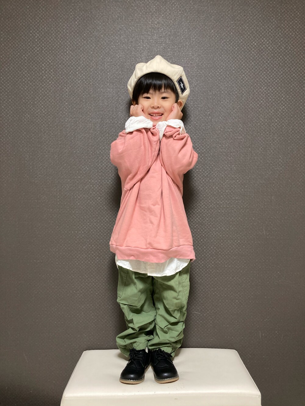 ピンク系のスウェット、グリーン系のカーゴパンツ、ブラック系のドレスシューズを着用したキッズの春コーディネートの3枚目の写真