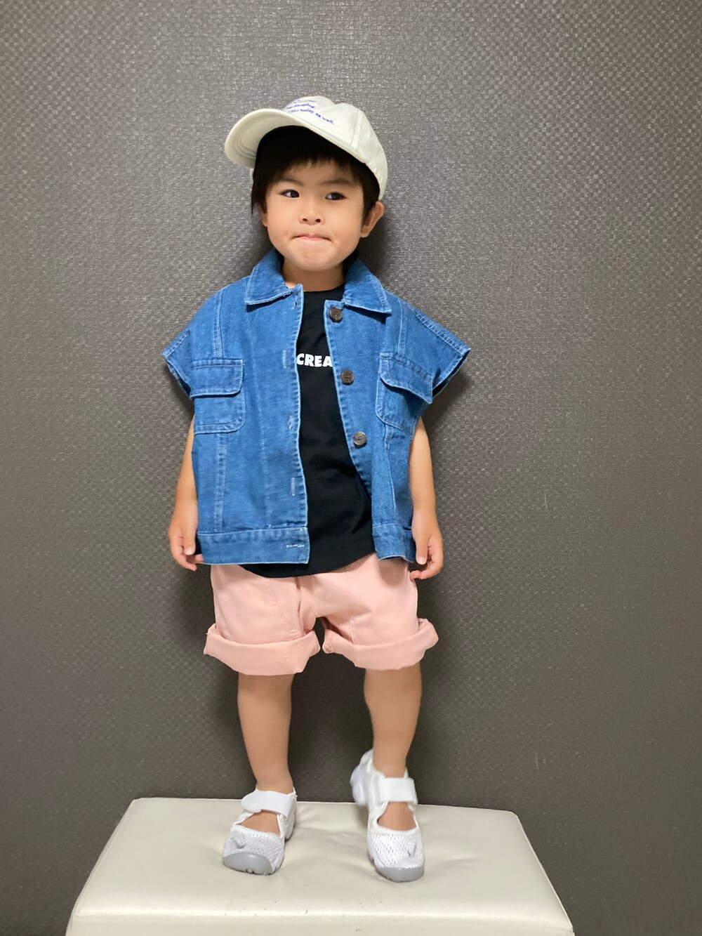 「キャップ、デニム、ジャケット、レイヤードスタイル、ハーフパンツ、プチプラ、エアリフト、ピンク、カジュアルコーデ、初夏コーデ、休日スタイル」｜「LOWRYS FARMの刺繍ロゴＣＡＰ　264887（キャップ、ホワイト系）」を使った、S♡K♡K♡さん（キッズ・90cm）の夏コーディネートの3枚目の写真