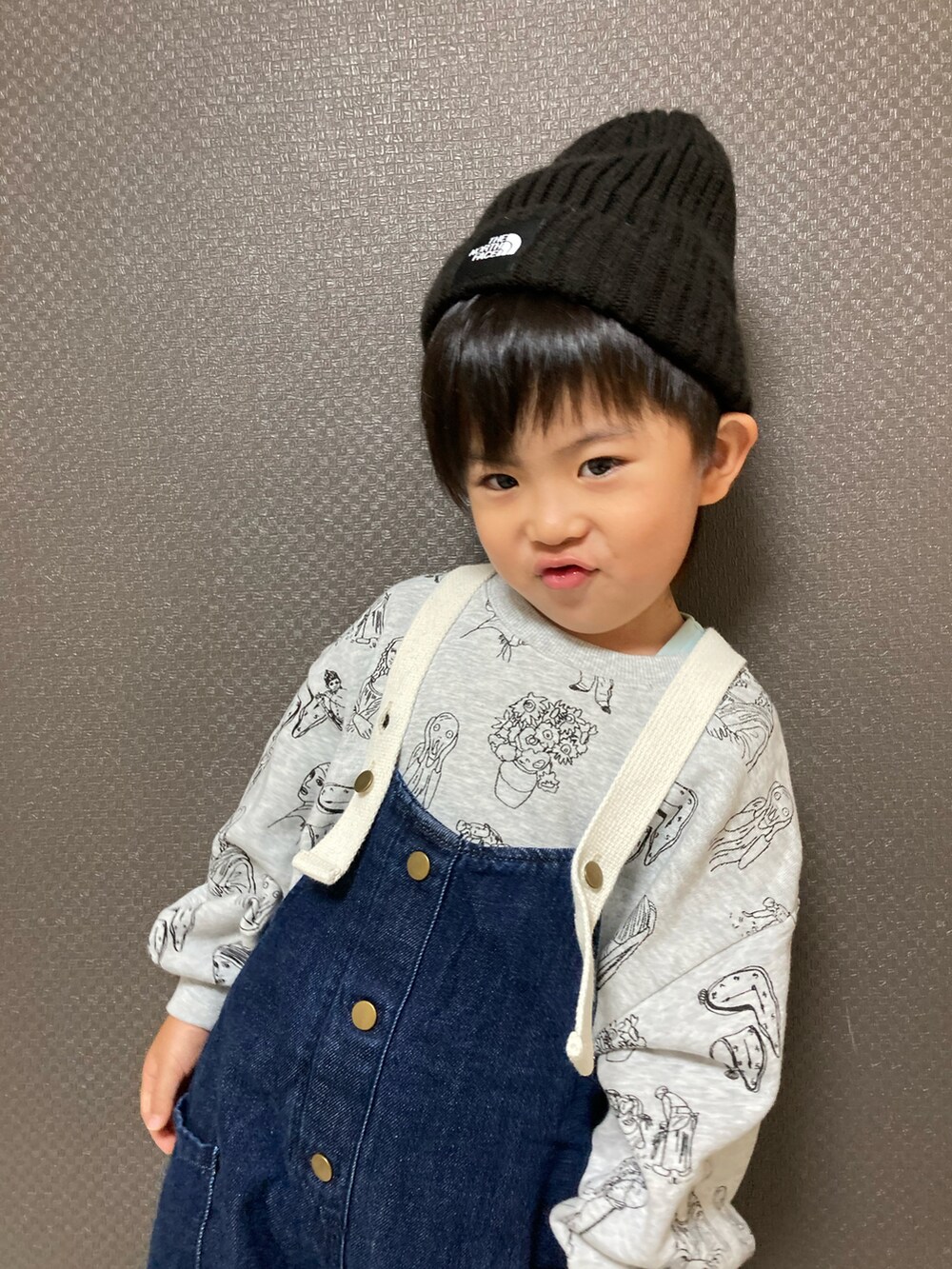 「重ね着ベストシーズン、ニット帽、秋冬コーデ、サロペット、デニム、スウェット、ローファー、カジュアルコーデ、レイヤードスタイル、お出かけコーデ、PR」｜「MAKE YOUR DAYのすごい絵総柄裏毛トレーナー■80～140cm（スウェット、グレー系）」を使った、S♡K♡K♡さん（キッズ・90cm）の秋コーディネートの4枚目の写真