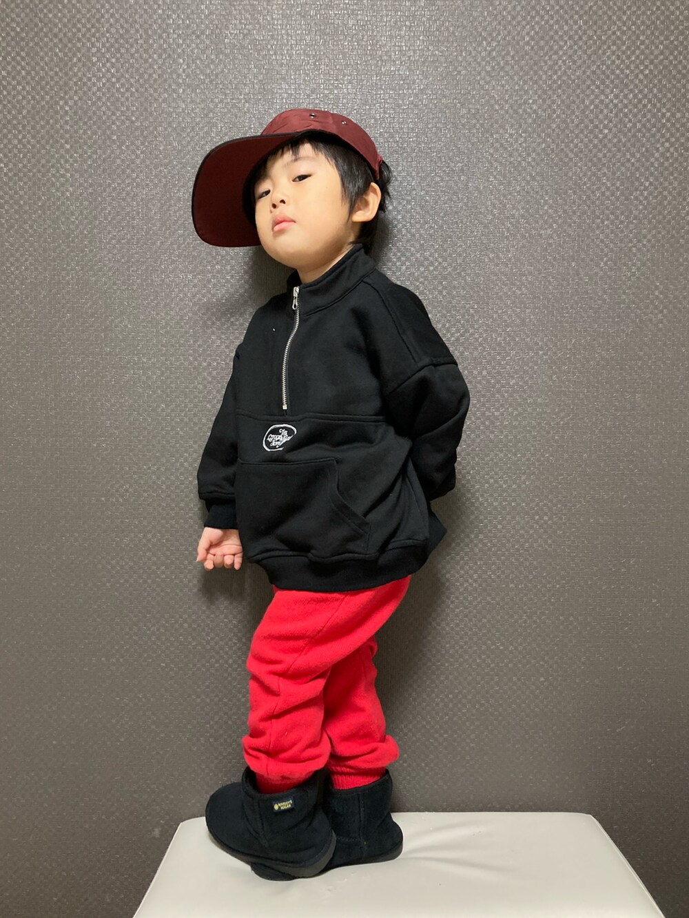 「キャップ、ブラックコーデ、ハーフジップ、スウェット、ニット、カラーパンツ、秋冬コーデ、ブーツ、ムートンブーツ、赤、レッド、カラーニット」｜「THE OTOGIBANASHI...SUPPLYのアイテム（キャップ、レッド系）」を使った、S♡K♡K♡さん（キッズ・90cm）の冬コーディネートの2枚目の写真