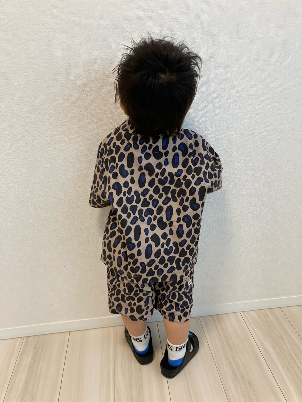 ベージュ系のシャツ/ブラウス、ベージュ系のその他パンツ、ブラック系のサンダルを着用したキッズの春コーディネートの3枚目の写真
