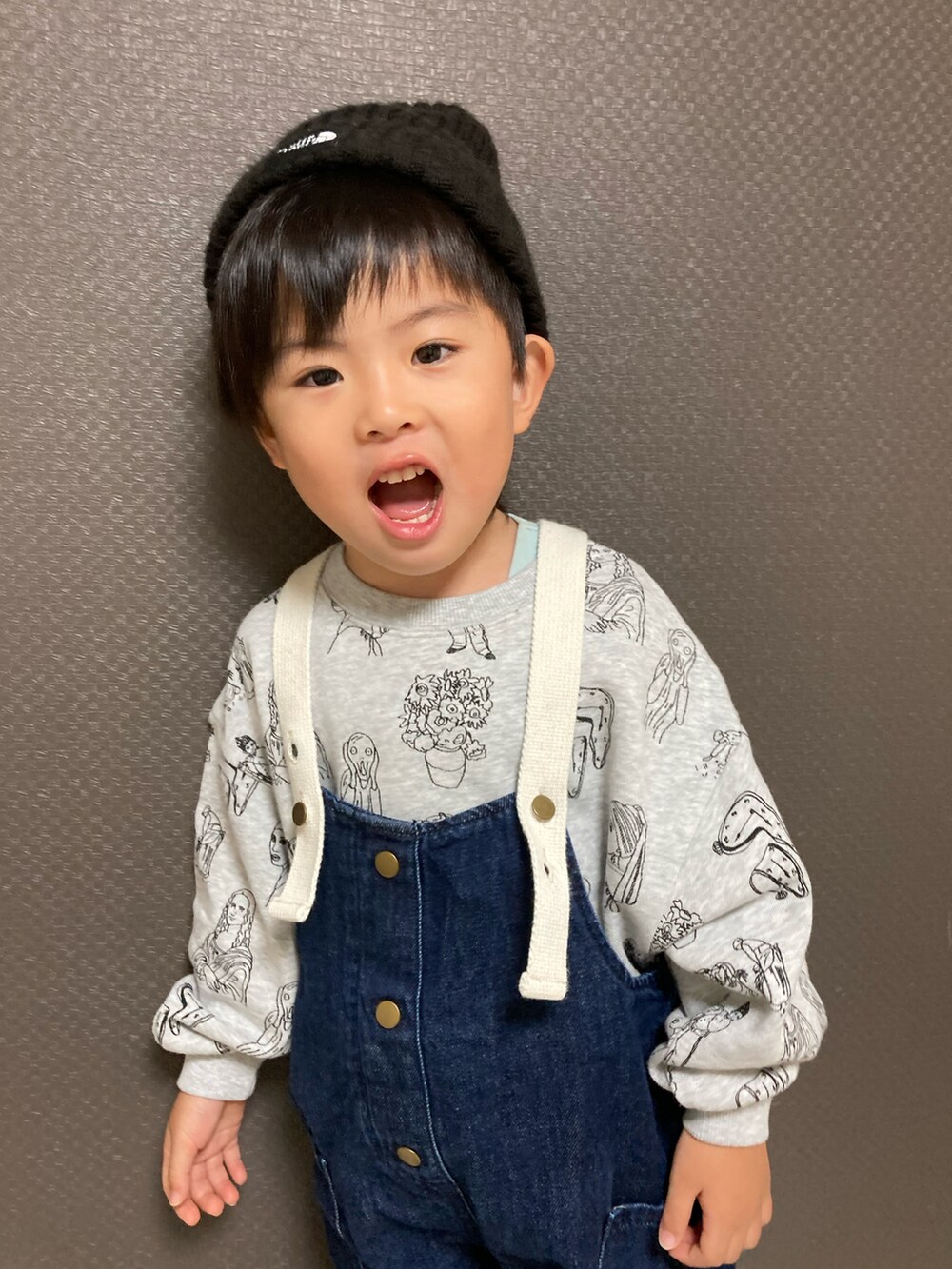 「重ね着ベストシーズン、ニット帽、秋冬コーデ、サロペット、デニム、スウェット、ローファー、カジュアルコーデ、レイヤードスタイル、お出かけコーデ、PR」｜「MAKE YOUR DAYのすごい絵総柄裏毛トレーナー■80～140cm（スウェット、グレー系）」を使った、S♡K♡K♡さん（キッズ・90cm）の秋コーディネートの3枚目の写真