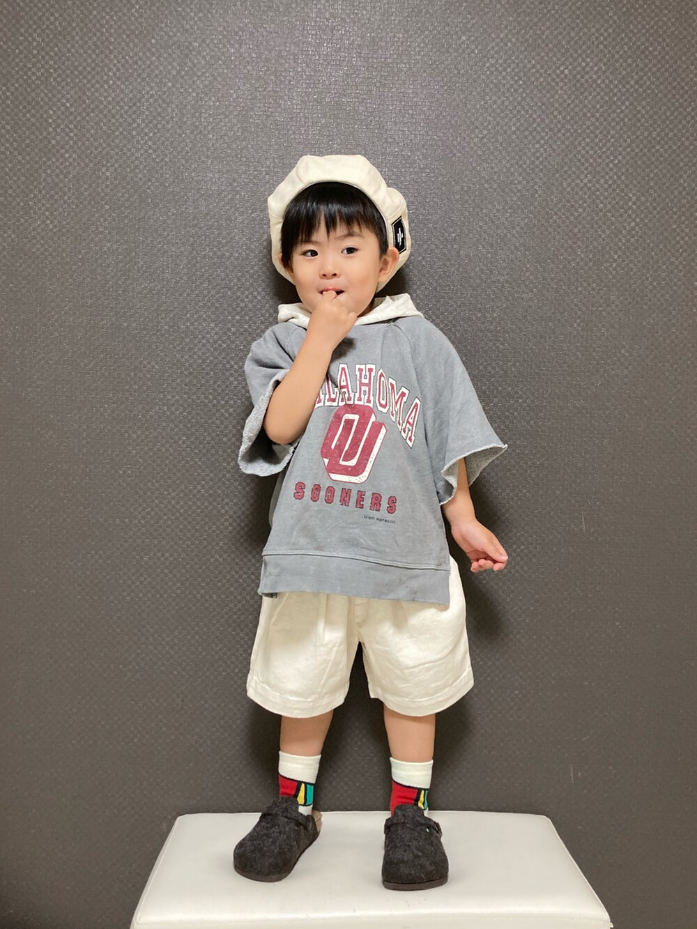 グレー系のTシャツ/カットソー、ホワイト系のデニムパンツ、グレー系のサンダルを着用したキッズの春コーディネートの5枚目の写真