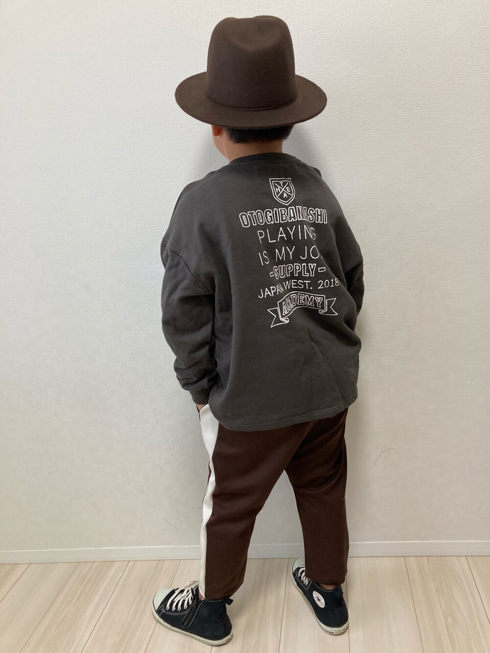 ブラック系のスニーカー、ブラック系のスウェット、ブラウン系のその他パンツを着用したキッズの冬コーディネートの2枚目の写真