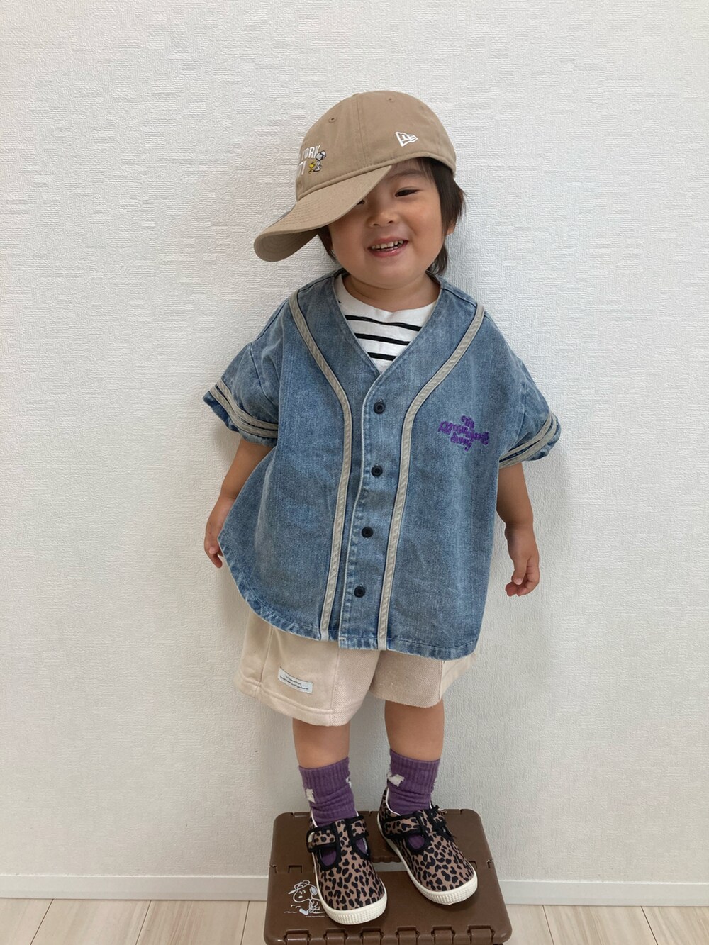 「おとこのこーで、キャップ、ボーダー、デニムシャツ、ベースボールシャツ、ハーフパンツ、カラーパンツ、レオパード、スリッポン、カジュアルコーデ、デニム」|「NEW ERAの【別注】<NEW ERA×PEANUTS>EX キャップ CAP(キャップ、ベージュ系)」を使った、S♡K♡K♡さん(キッズ・90cm)の夏コーディネートの3枚目の写真
