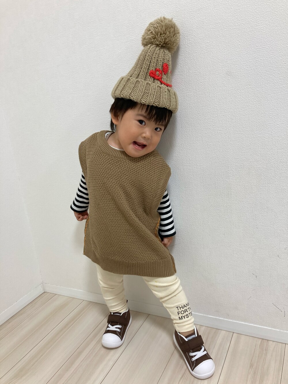 「ビッグシルエット、ボーダー、ニット帽、converse、レギンス、冬コーデ、スニーカーコーデ、ブラウン、ニットベスト、おとこのこーで」｜「BREEZEのニットベスト（ニット/セーター、ベージュ系）」を使った、S♡K♡K♡さん（キッズ・110cm）の秋コーディネートの2枚目の写真