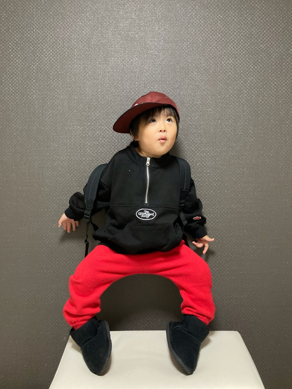 「キャップ、ブラックコーデ、ハーフジップ、スウェット、ニット、カラーパンツ、秋冬コーデ、ブーツ、ムートンブーツ、赤、レッド、カラーニット」｜「THE OTOGIBANASHI...SUPPLYのアイテム（キャップ、レッド系）」を使った、S♡K♡K♡さん（キッズ・90cm）の冬コーディネートの5枚目の写真