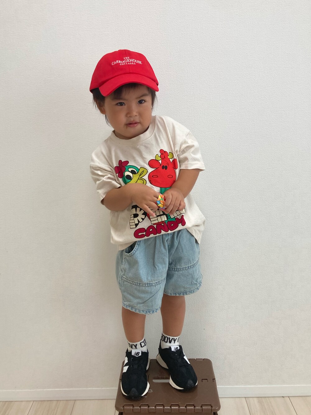 ホワイト系のTシャツ/カットソー、ブルー系のデニムパンツ、ブラック系のスニーカーを着用したキッズの夏コーディネートの2枚目の写真