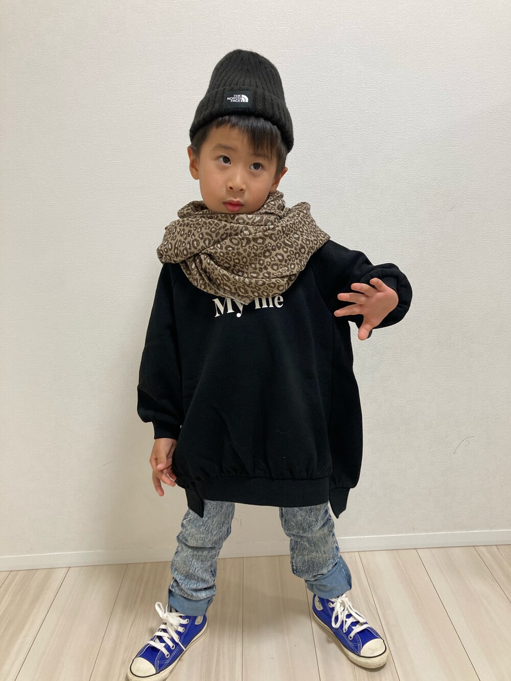 「おとこのこーで、ニット帽、マフラーぐるぐる、ビッグシルエット、シンプルコーデ、ゆるコーデ、ケミカルデニム、スニーカーコーデ、コンバース、レオパード」｜「THE NORTH FACEの【WEB限定】THE NORTH FACE/ザ・ノースフェイス Kids' Cappucho Lid（キャップ、ブラック系）」を使った、S♡K♡K♡さん（キッズ・110cm）の冬コーディネートの2枚目の写真
