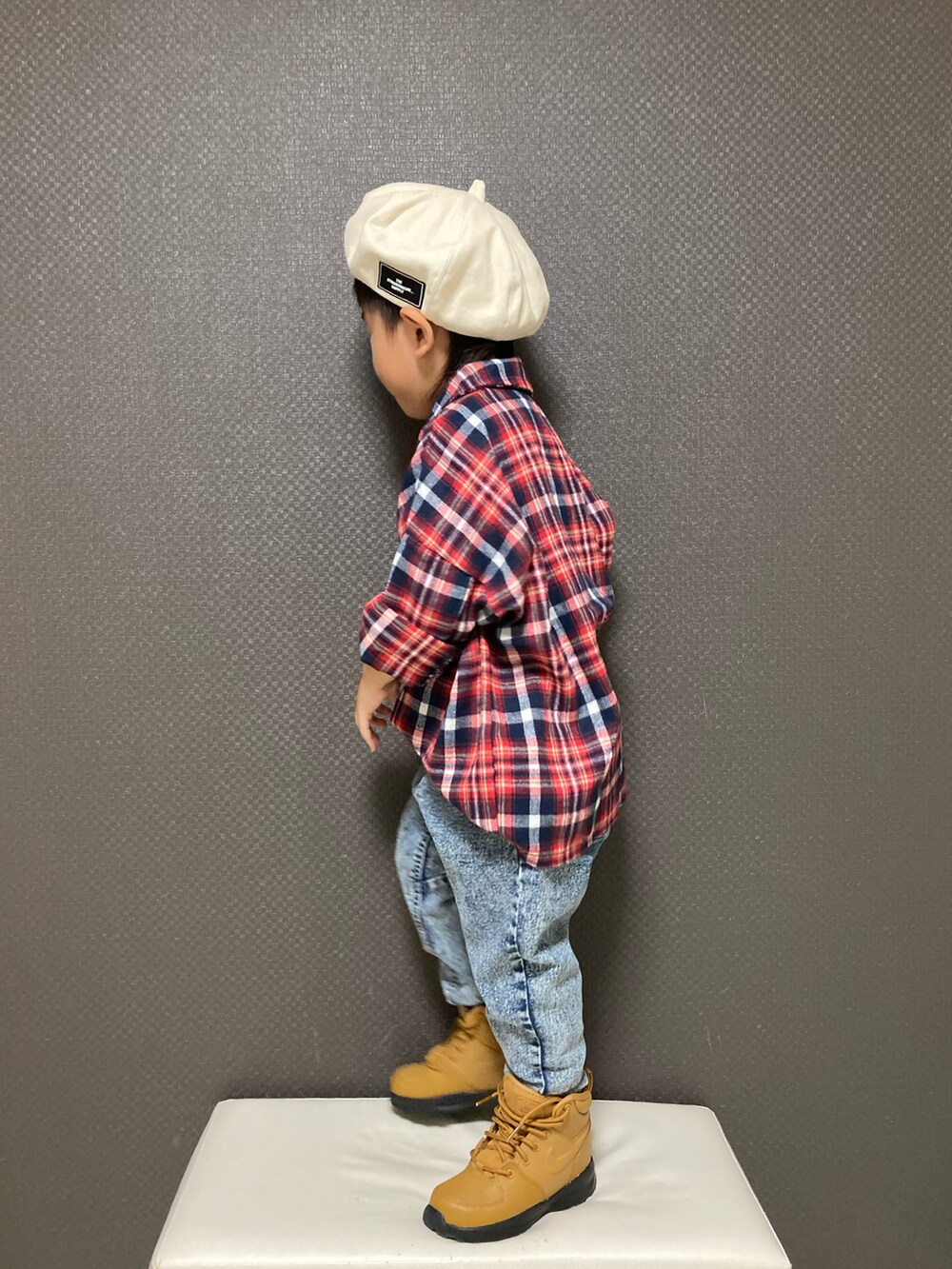 レッド系のシャツ/ブラウス、ブラウン系のブーツ、その他のハンチング/ベレー帽を着用したキッズの秋コーディネートの3枚目の写真