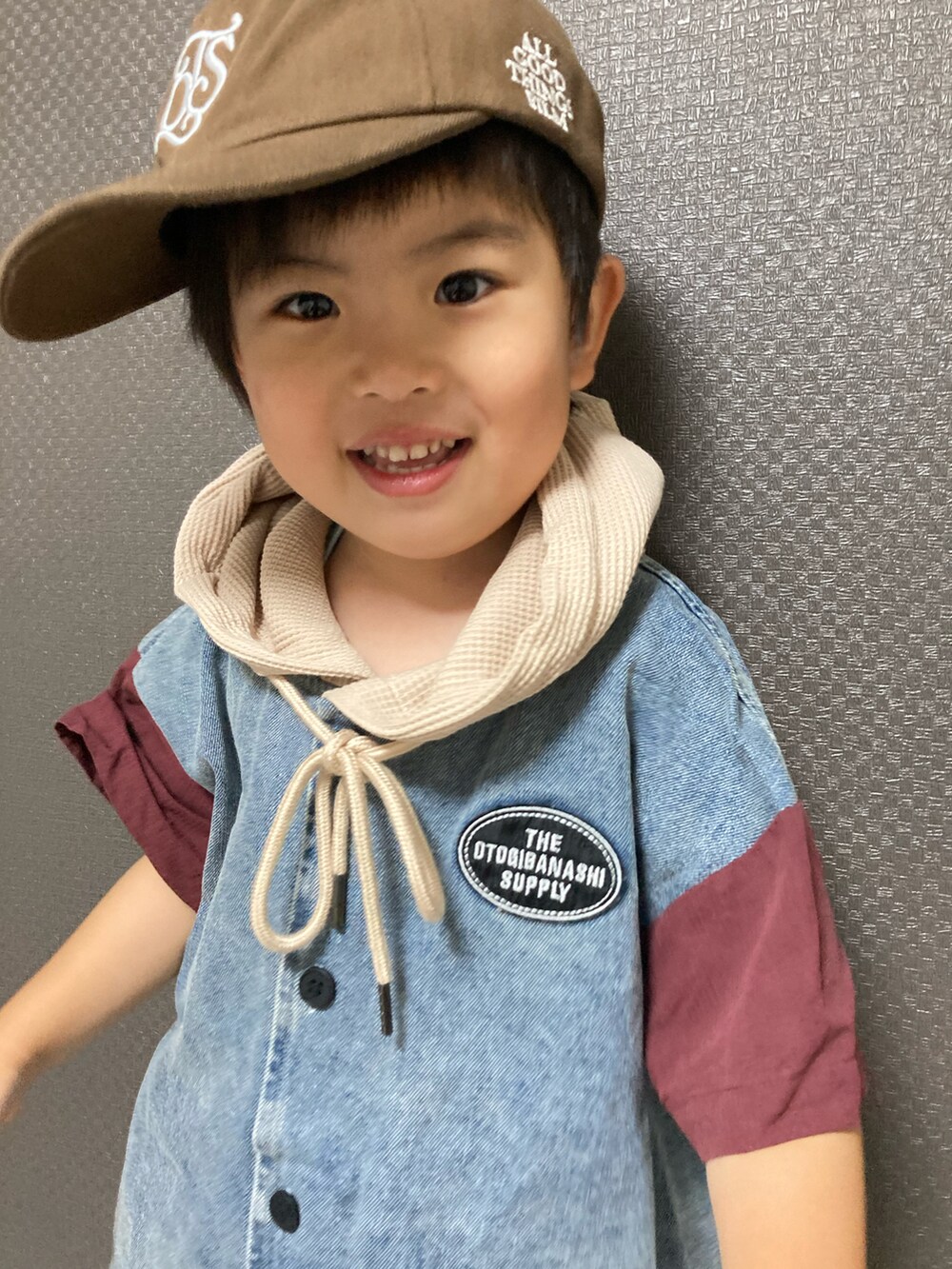 「お出かけコーデ日記、キャップ、シャツスタイル、デニム、パーカー、ハーフパンツ、カジュアルコーデ、スニーカー、コンバース、休日スタイル、おとばなコーデ」|「THE OTOGIBANASHI...SUPPLYのアイテム(キャップ、ブラウン系)」を使った、S♡K♡K♡さん(キッズ・90cm)の春コーディネートの3枚目の写真