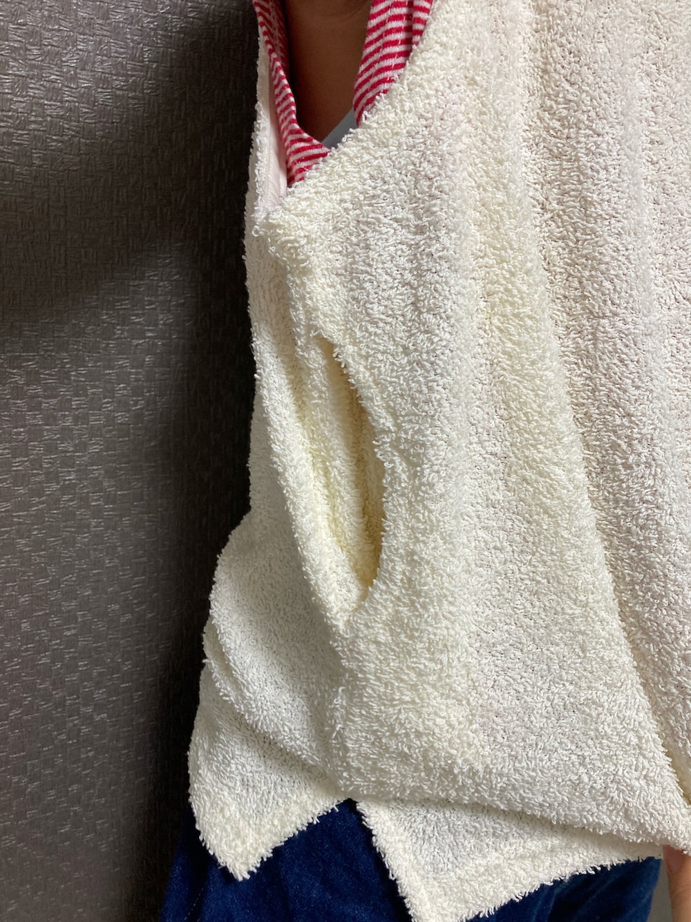 ホワイト系のタンクトップ、ブルー系のデニムパンツ、レッド系のスニーカーを着用したキッズの夏コーディネートの4枚目の写真