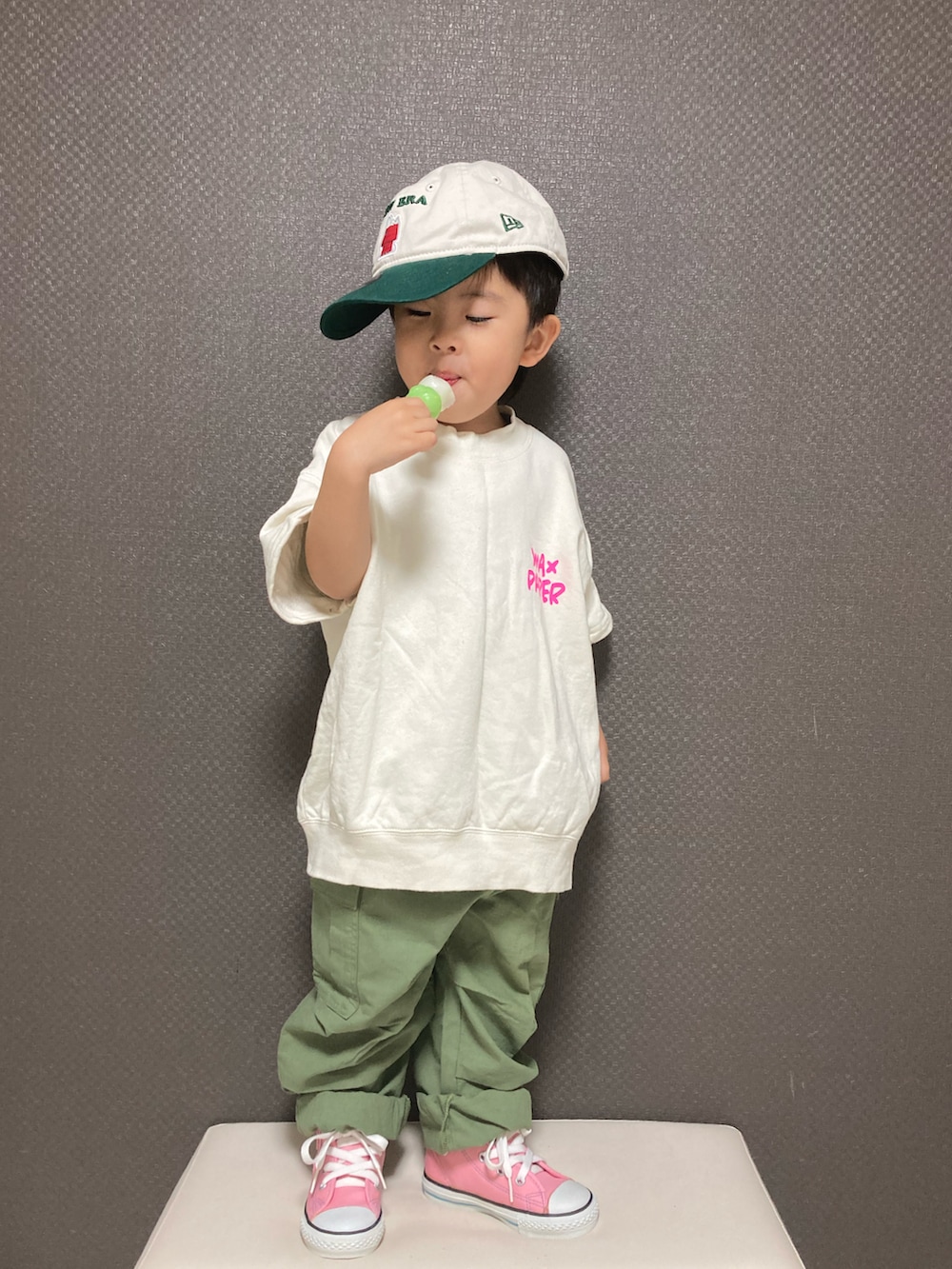 「キャップ、休日スタイル、カーゴパンツ、春服みてみて、ピンク、さくらもちコーデ、春コーデ、カジュアルコーデ、シンプルコーデ、スウェット、スニーカー、コンバース」｜「B:MING by BEAMSのNEW ERA × B:MING by BEAMS / 別注 Peanuts キャップ（キャップ、グリーン系）」を使った、S♡K♡K♡さん（キッズ・90cm）の春コーディネートの4枚目の写真