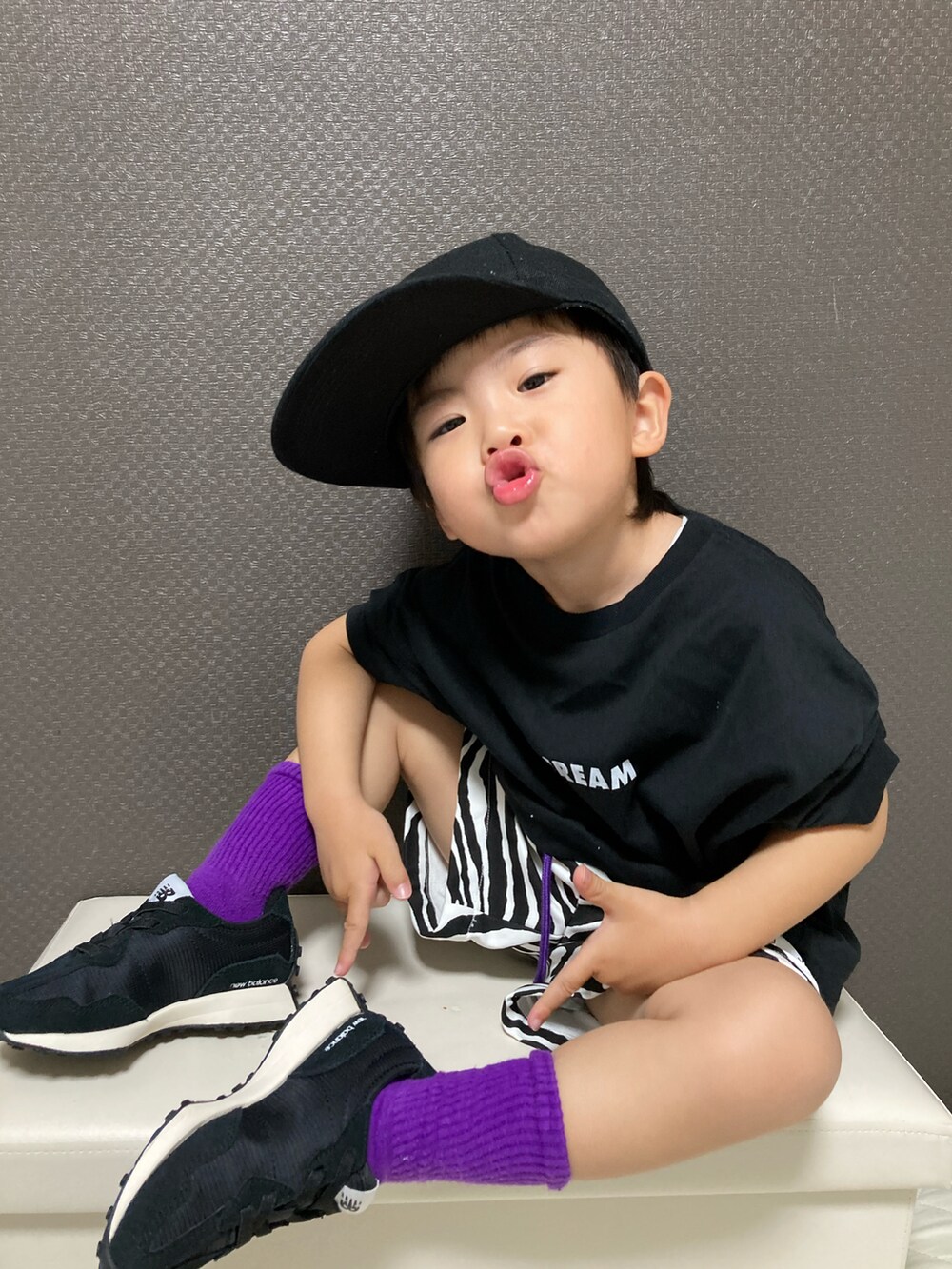 「キャップ、ビッグシルエット、ゆるコーデ、ハーフパンツ、スウェット、ロゴT、スニーカー、カラーソックス、モノトーン、カジュアルコーデ、休日スタイル、ストリート」|「THE OTOGIBANASHI...SUPPLYのアイテム(キャップ、ブラック系)」を使った、S♡K♡K♡さん(キッズ・90cm)の春コーディネートの4枚目の写真