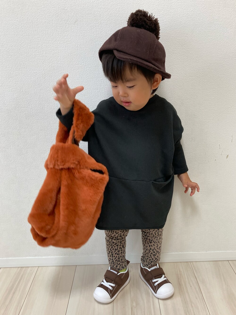 「ビッグシルエット、レオパード、レギンス、スニーカーコーデ、休日スタイル、ブラウン、ポンポン帽子、ゆるコーデ、モコモコバッグ、おとこのこーで」｜「DAISOのアイテム（バッグ、その他）」を使った、S♡K♡K♡さん（キッズ・110cm）の秋コーディネートの3枚目の写真