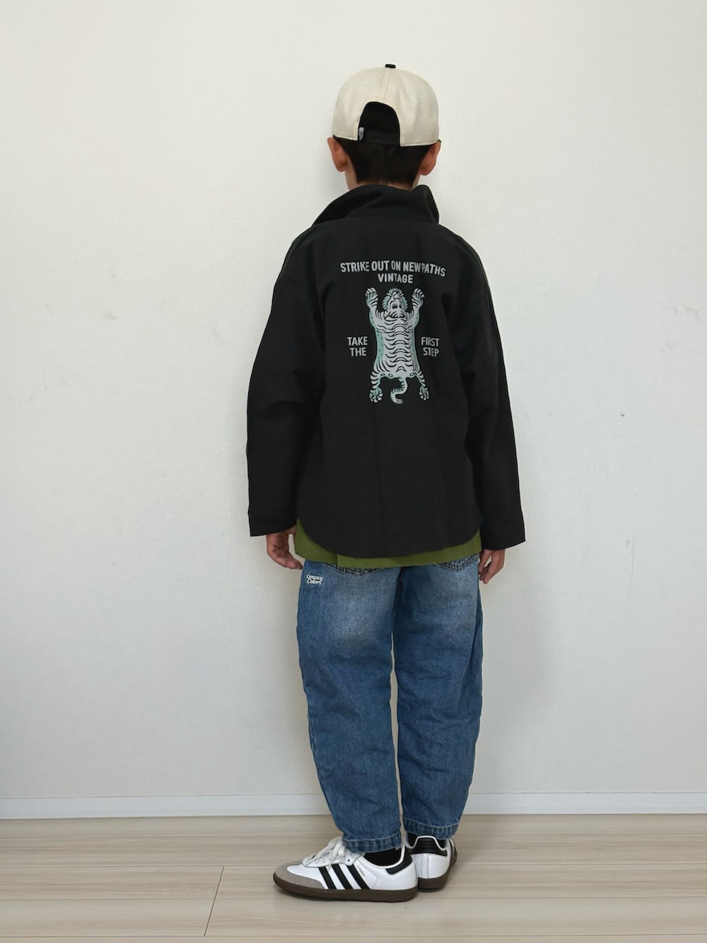 グリーン系のTシャツ/カットソー、ブルー系のその他パンツ、ブラック系のシャツ/ブラウスを着用したキッズの春コーディネートの3枚目の写真