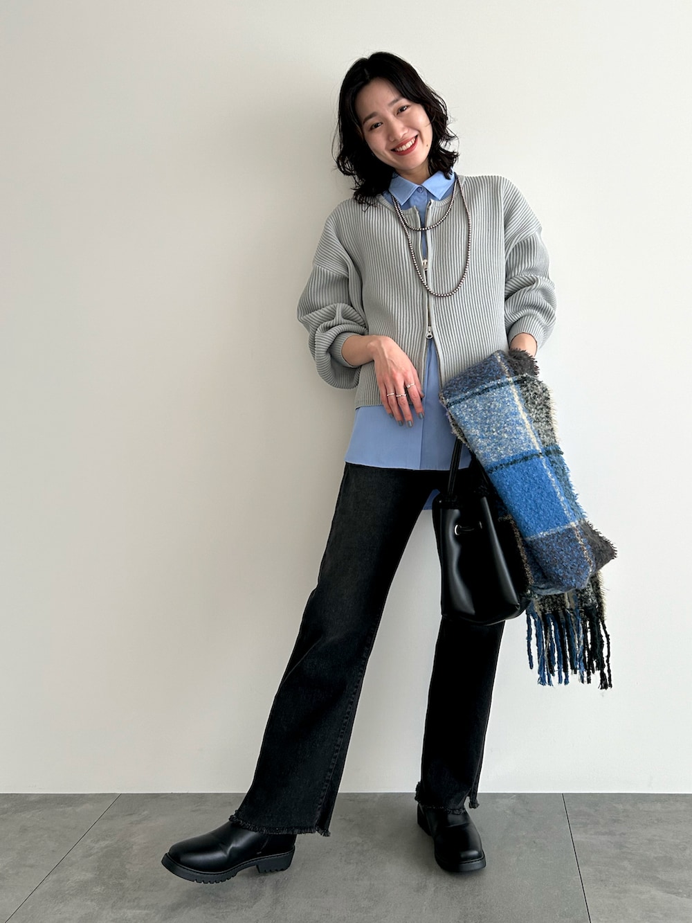 「Samansa Mos2 blue、samansamos2blue、サマンサモスモスブルー、B.L.U.E、ビーエルユーイー、ECODENIM、エコデニム、フリンジデニム、ブラックデニム、ダブルジップニット、ダブルジップカーデ、ダブルジップカーディガン、青シャツ、パールネックレス」|「BEAMS BOYのBEAMS BOY / 樹脂 パール ロングネックレス NEW(ネックレス、ブラウン系)」を使った、hiiroさん(レディース・163cm)の冬コーディネートの5枚目の写真