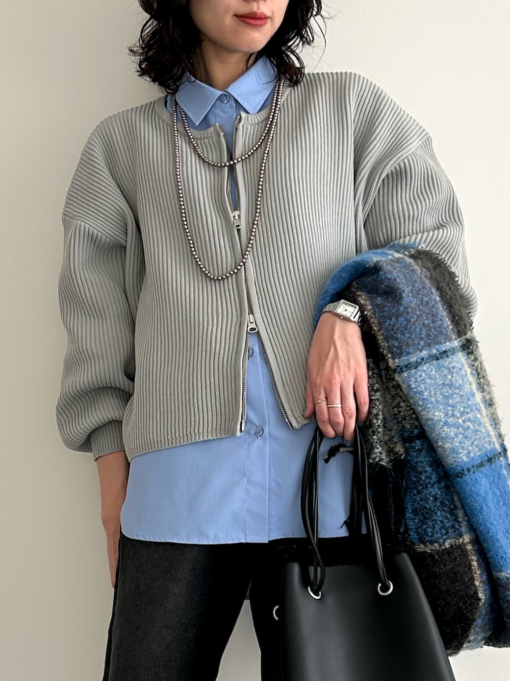 「Samansa Mos2 blue、samansamos2blue、サマンサモスモスブルー、B.L.U.E、ビーエルユーイー、ECODENIM、エコデニム、フリンジデニム、ブラックデニム、ダブルジップニット、ダブルジップカーデ、ダブルジップカーディガン、青シャツ、パールネックレス」|「BEAMS BOYのBEAMS BOY / 樹脂 パール ロングネックレス NEW(ネックレス、ブラウン系)」を使った、hiiroさん(レディース・163cm)の冬コーディネートの2枚目の写真