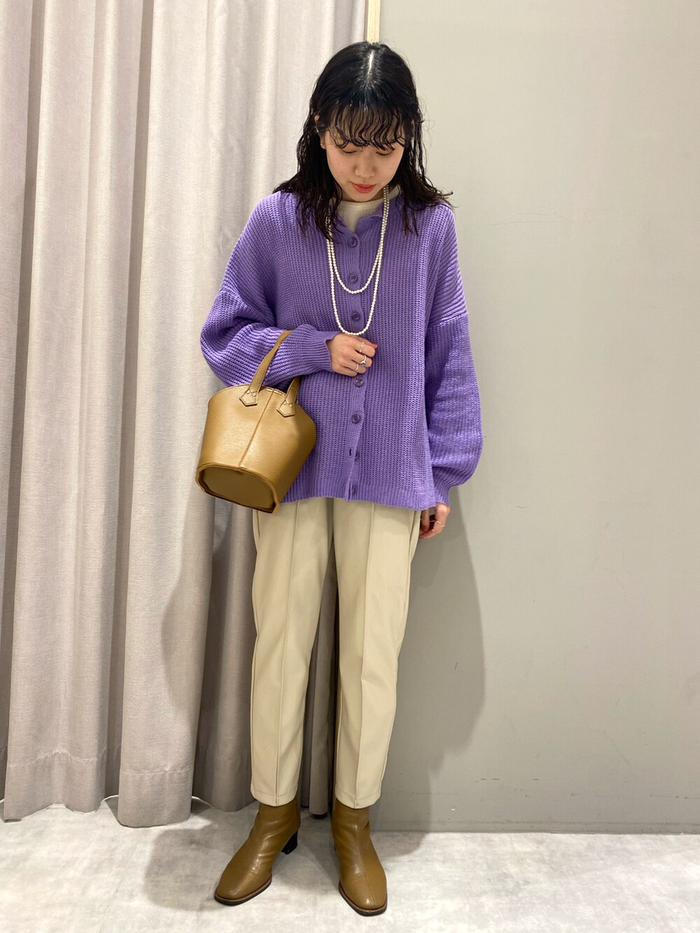 「MelanCleuge、メランクルージュ、カラーカーディガン、紫カーディガン、ボリューム袖、ボリュームニット、フェイクレザーパンツ、レザーパンツ、白パンツ、ショートブーツ、パールネックレス」｜「Melan Cleugeのアイテム（カーディガン/ボレロ、パープル系）」を使った、ｈｉｉｒｏさん（レディース・163cm）の冬コーディネートの2枚目の写真