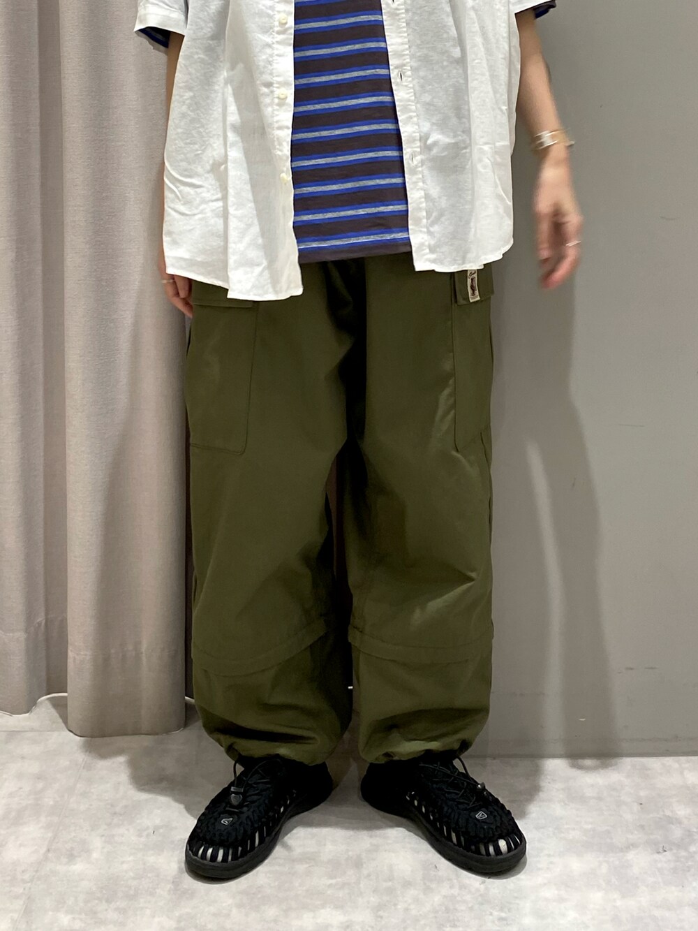 「MelanCleuge、メランクルージュ、マルチボーダー、マルチボーダーT、ボーダーTシャツ、ゆるシャツ、リネン半袖シャツ、半袖シャツ、カーゴパンツ、だぼだぼ、keen」｜「COBMASTERの【COB MASTER】 難燃加工リップストップ 2WAYカーゴパンツ（カーゴパンツ、グリーン系）」を使った、ｈｉｉｒｏさん（レディース・163cm）の夏コーディネートの3枚目の写真