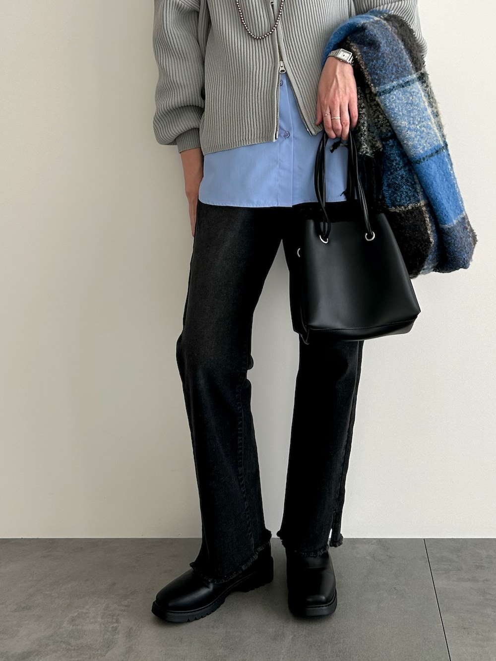 「Samansa Mos2 blue、samansamos2blue、サマンサモスモスブルー、B.L.U.E、ビーエルユーイー、ECODENIM、エコデニム、フリンジデニム、ブラックデニム、ダブルジップニット、ダブルジップカーデ、ダブルジップカーディガン、青シャツ、パールネックレス」|「BEAMS BOYのBEAMS BOY / 樹脂 パール ロングネックレス NEW(ネックレス、ブラウン系)」を使った、hiiroさん(レディース・163cm)の冬コーディネートの3枚目の写真