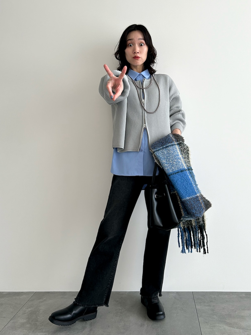 「Samansa Mos2 blue、samansamos2blue、サマンサモスモスブルー、B.L.U.E、ビーエルユーイー、ECODENIM、エコデニム、フリンジデニム、ブラックデニム、ダブルジップニット、ダブルジップカーデ、ダブルジップカーディガン、青シャツ、パールネックレス」|「BEAMS BOYのBEAMS BOY / 樹脂 パール ロングネックレス NEW(ネックレス、ブラウン系)」を使った、hiiroさん(レディース・163cm)の冬コーディネートの4枚目の写真