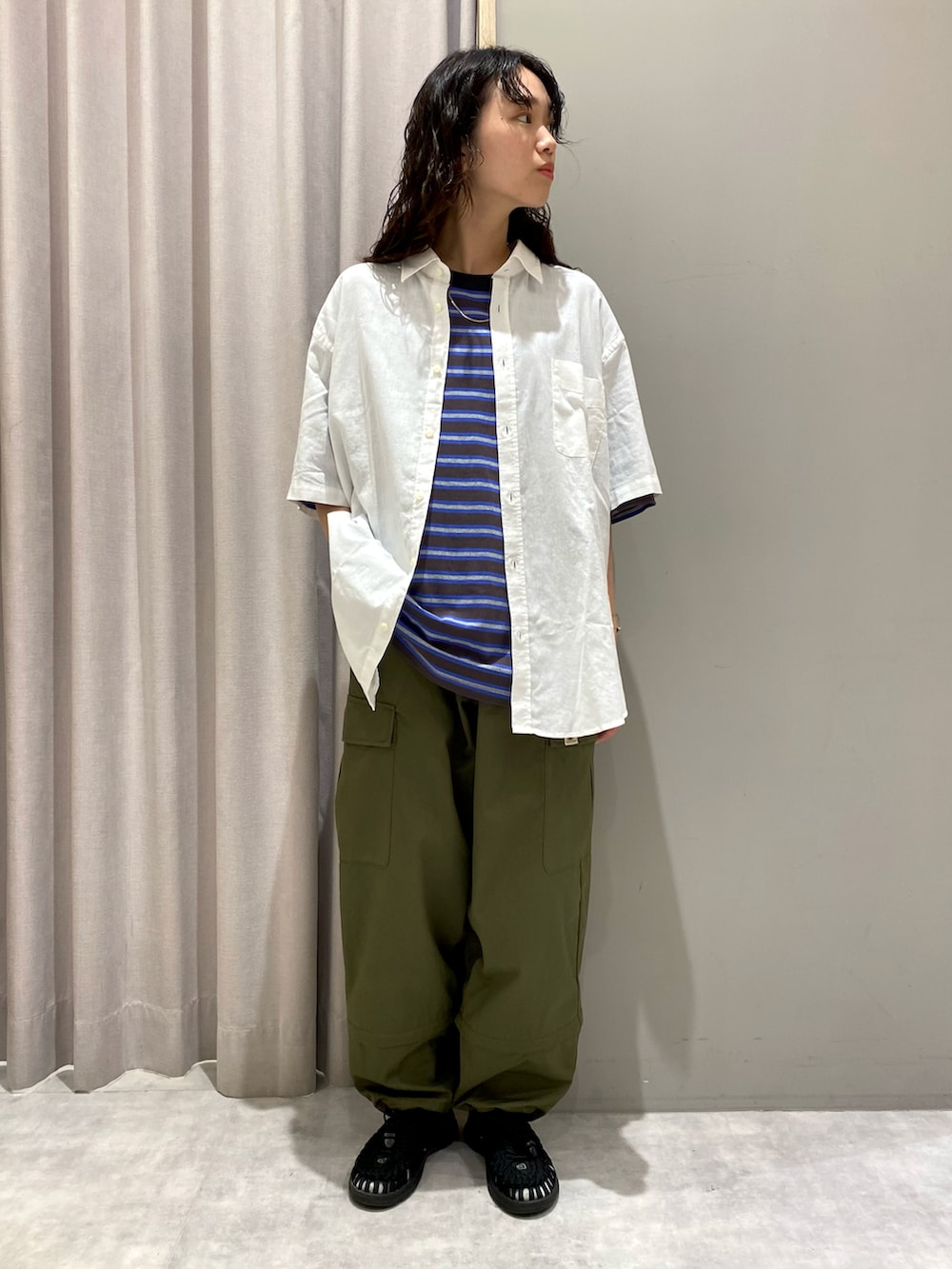 「MelanCleuge、メランクルージュ、マルチボーダー、マルチボーダーT、ボーダーTシャツ、ゆるシャツ、リネン半袖シャツ、半袖シャツ、カーゴパンツ、だぼだぼ、keen」｜「COBMASTERの【COB MASTER】 難燃加工リップストップ 2WAYカーゴパンツ（カーゴパンツ、グリーン系）」を使った、ｈｉｉｒｏさん（レディース・163cm）の夏コーディネートの4枚目の写真