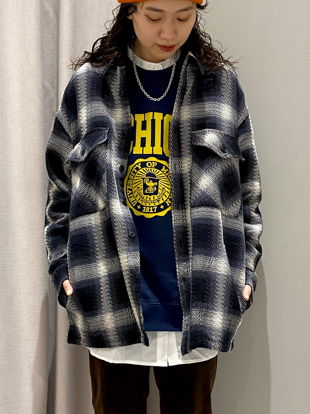 「MelanCleuge、メランクルージュ、ラッセルアスレチック、RUSSELL ATHLETIC、CPOジャケット、チェック柄CPOジャケット、バンドカラーシャツ、NNパンツ、グラミチ、GRAMICCI、ロゴスウェット、ユニバーサルオーバーオール、universaloverall」｜「UNIVERSAL OVERALLの【Universal Overall】UOロゴ刺繍ハイゲージニット帽ロング（ニットキャップ/ビーニー、オレンジ系）」を使った、ｈｉｉｒｏさん（レディース・163cm）の秋コーディネートの2枚目の写真