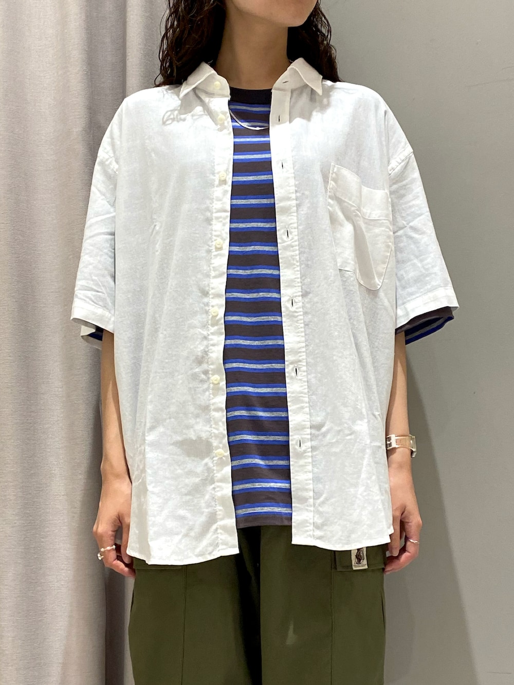 「MelanCleuge、メランクルージュ、マルチボーダー、マルチボーダーT、ボーダーTシャツ、ゆるシャツ、リネン半袖シャツ、半袖シャツ、カーゴパンツ、だぼだぼ、keen」｜「COBMASTERの【COB MASTER】 難燃加工リップストップ 2WAYカーゴパンツ（カーゴパンツ、グリーン系）」を使った、ｈｉｉｒｏさん（レディース・163cm）の夏コーディネートの2枚目の写真
