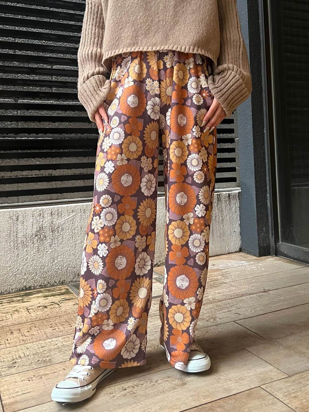 ブラウン系のニット/セーター、ベージュ系のショルダーバッグ、ベージュ系のスニーカーを着用したレディースの冬コーディネートの3枚目の写真