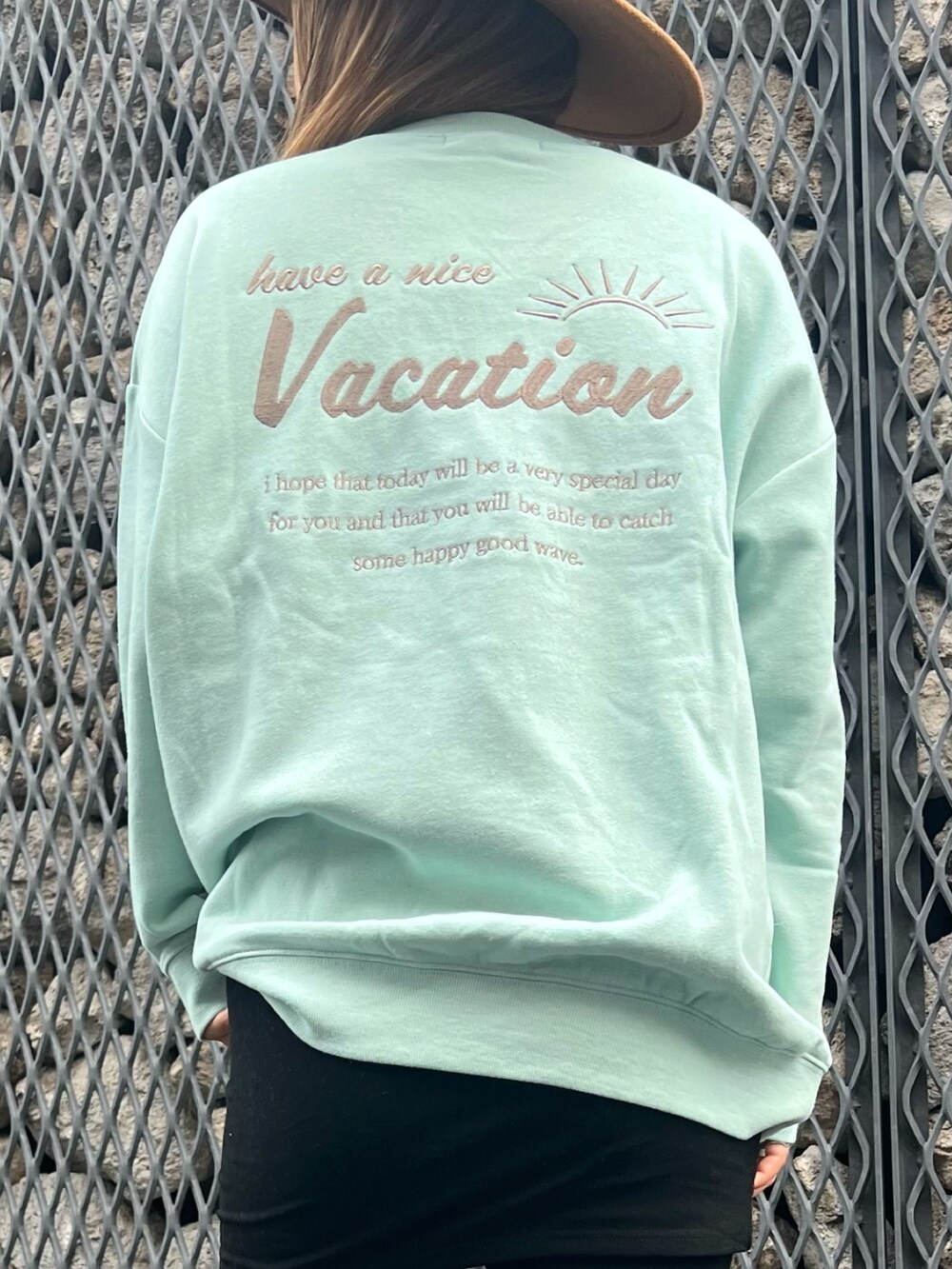 ホワイト系のブルゾン、グリーン系のスウェット、ベージュ系のスリッポンを着用したレディースの冬コーディネートの4枚目の写真