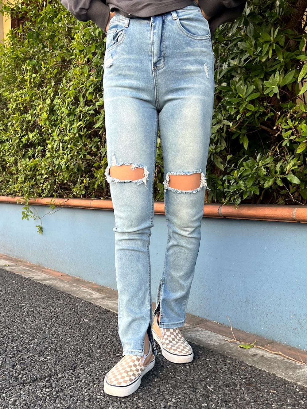 グレー系のTシャツ/カットソー、ブルー系のデニムパンツ、ベージュ系のスニーカーを着用したレディースの春コーディネートの5枚目の写真