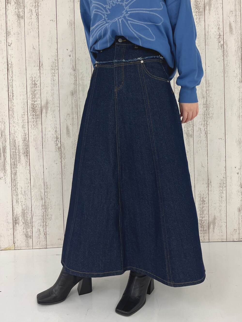 ブルー系のスウェット、ブルー系のスカートを着用したレディースの春コーディネートの4枚目の写真