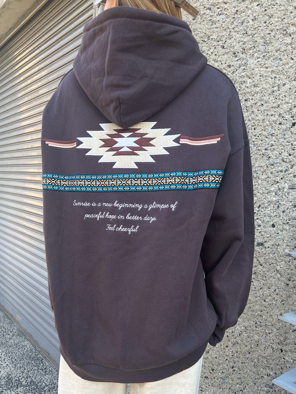 ホワイト系のその他パンツ、ベージュ系のスニーカー、グレー系のパーカーを着用したレディースの冬コーディネートの4枚目の写真