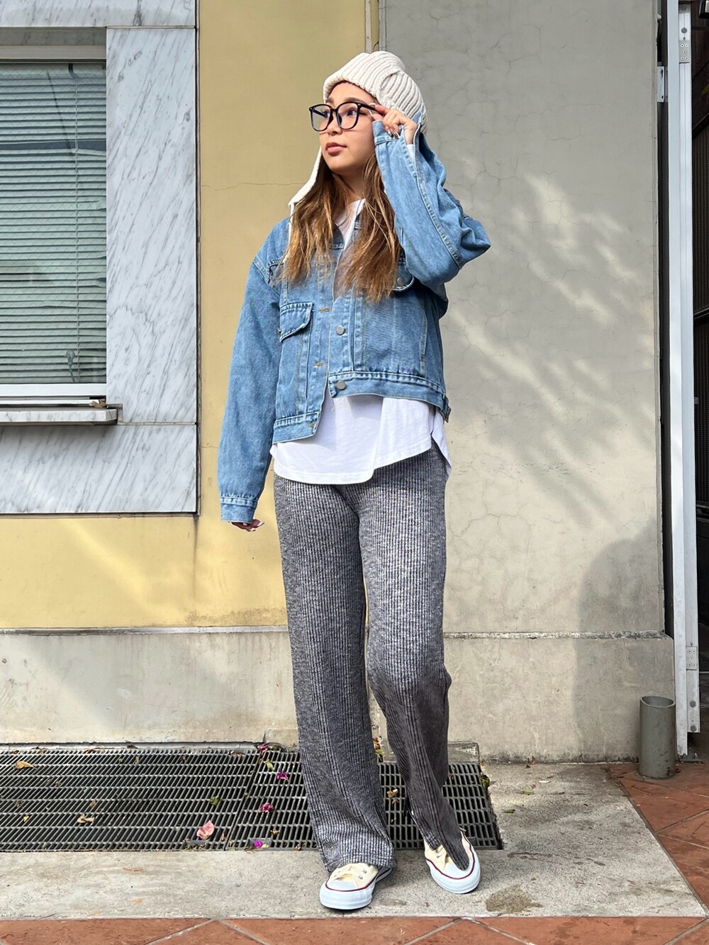 ブラック系のその他パンツ、その他のスニーカー、ブラック系のメガネを着用したレディースの冬コーディネートの2枚目の写真