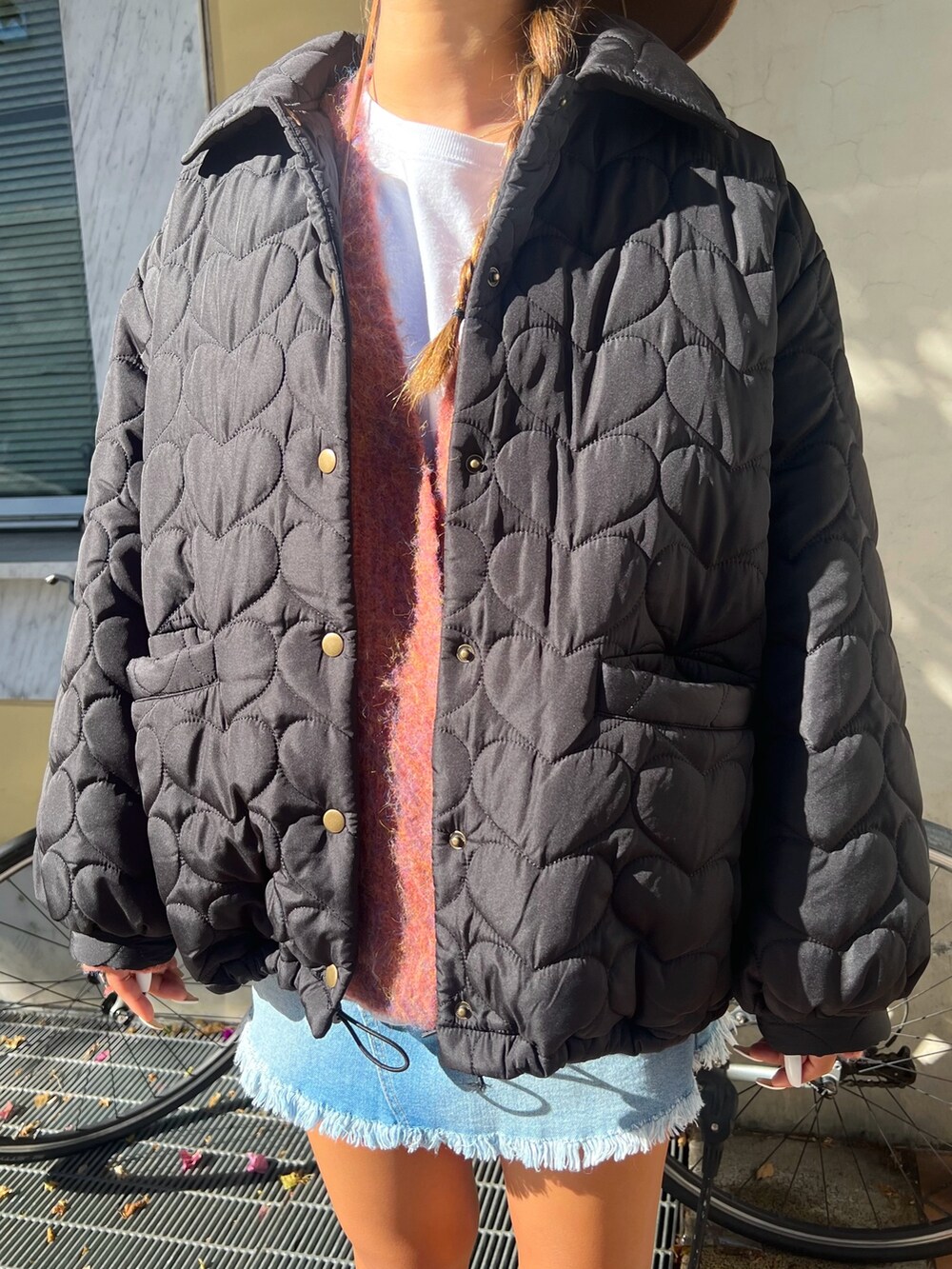 オレンジ系のカーディガン/ボレロ、ブラック系のブルゾン、イエロー系のブーツを着用したレディースの冬コーディネートの4枚目の写真