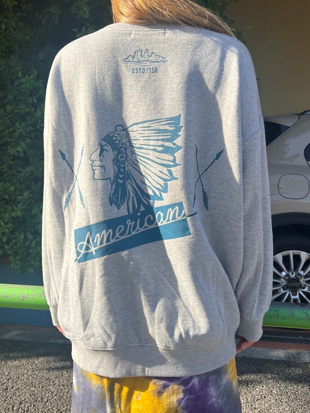 グレー系のスウェット、グレー系のスカート、イエロー系のブーツを着用したレディースの冬コーディネートの4枚目の写真