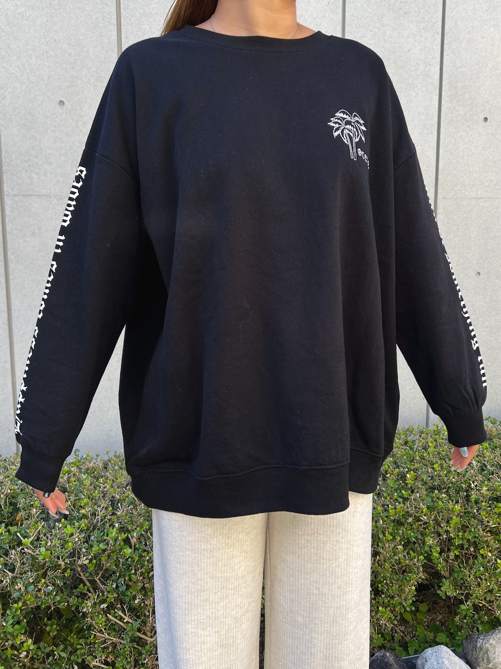 ブラック系のスウェット、ホワイト系のその他パンツ、ベージュ系のスニーカーを着用したレディースの冬コーディネートの3枚目の写真