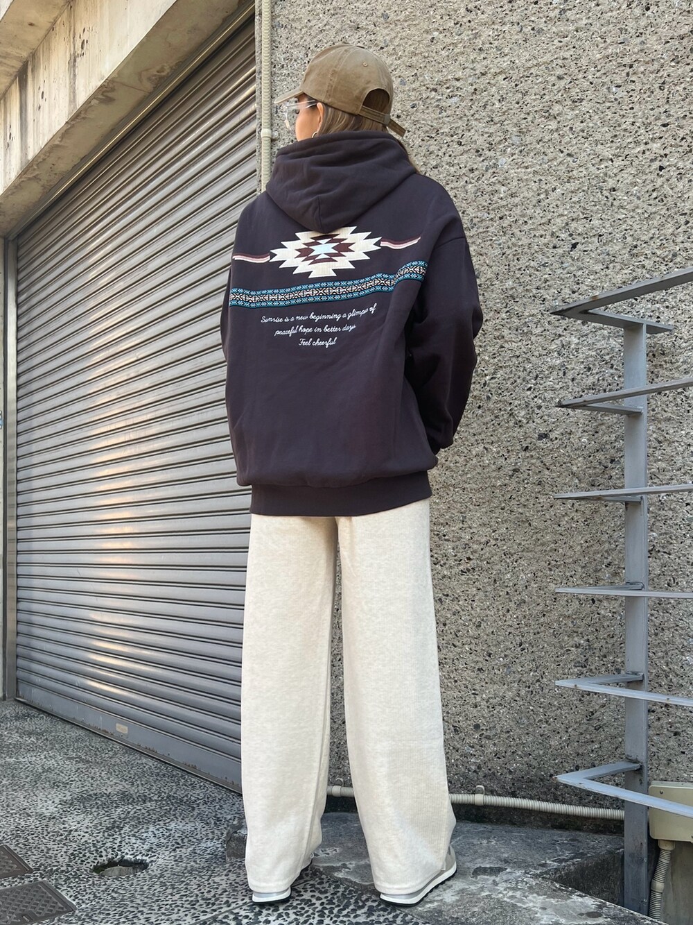 ホワイト系のその他パンツ、ベージュ系のスニーカー、グレー系のパーカーを着用したレディースの冬コーディネートの2枚目の写真