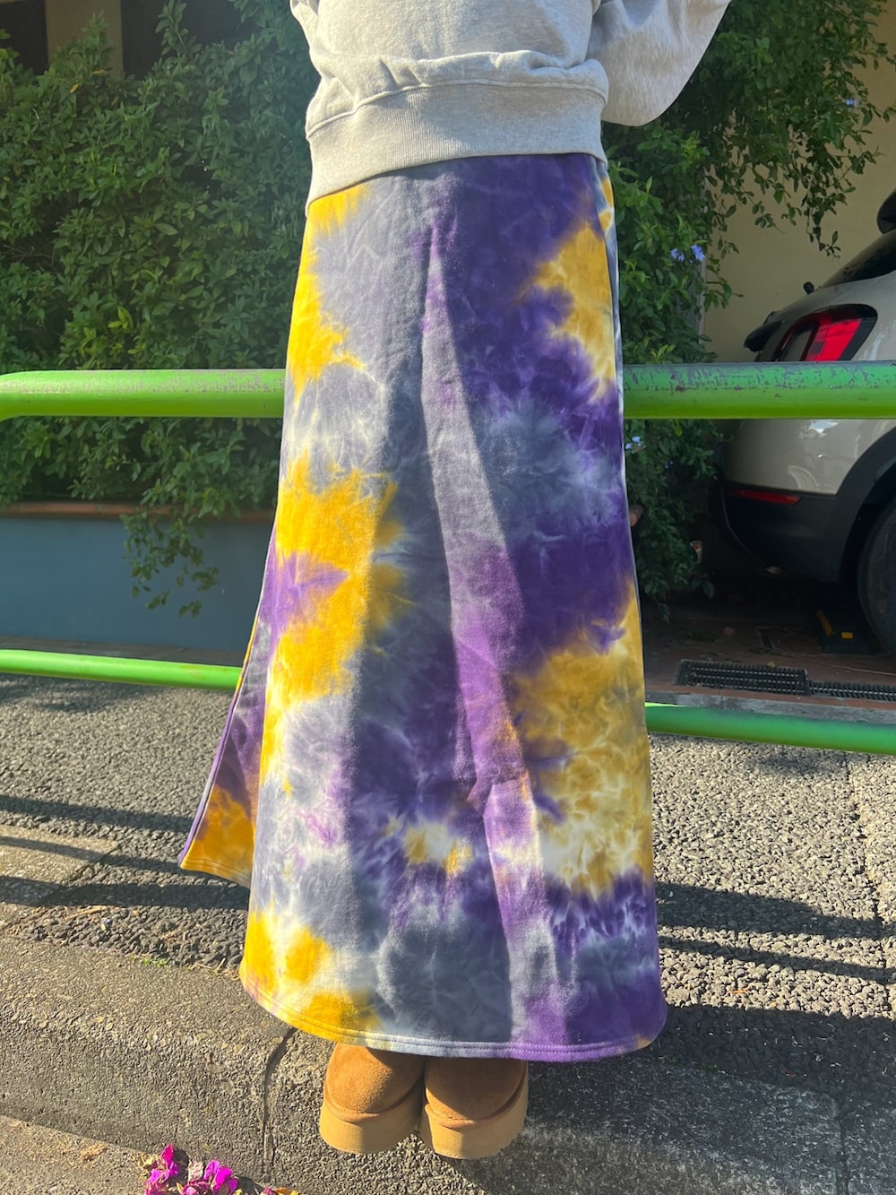 グレー系のスウェット、グレー系のスカート、イエロー系のブーツを着用したレディースの冬コーディネートの5枚目の写真